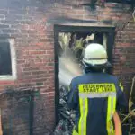 FW-LK Leer: Schuppenbrand droht auf Wohnhaus überzugreifen
