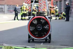 FW-E: Brand in einem Batterieraum der Karstadt Hauptverwaltung, automatische Brandmeldeanlage verhindert Schlimmeres – keine Verletzten