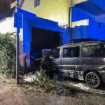 FW-E: Kleinbus brennt vor Garage - Feuerwehr verhindert Brandausbreitung auf das Wohngebäude