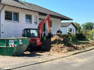 FW Sankt Augustin: Gasleitung bei Baggerarbeiten beschädigt – Gas tritt aus