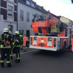 FW-BN: Feuer unter einer überbauten Terrasse, Feuerwehr verhindert Brandausbreitung auf Wohngebäude