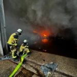 FW-E: 1000 Quadratmeter große Lagerhalle der Entsorgungsbetriebe Essen (EBE) geht in Flammen auf, keine Verletzten