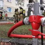 FW Dresden: Kellerbrand – Feuerwehr rettet zahlreiche Personen aus Mehrfamilienhaus