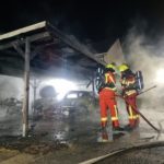 FW-SE: Feuer zerstört mehrere Fahrzeuge mit zwei Folgeeinsätzen