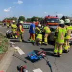 FW Grevenbroich: Verkehrsunfall mit zwei Pkw / Fahrerin im Auto eingeschlossen