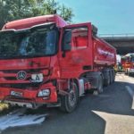 FW Grevenbroich: Unfall mit zwei LKW auf A46 / Fahrer von Feuerwehr aus Sattelschlepper gehoben