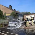 FW-KLE: Fahrzeugbrand drohte auf Wohnhaus überzugreifen