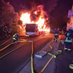 FW-BN: Gelenkbus an Haltestelle vollständig ausgebrannt - keine Verletzten
