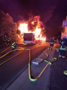 FW-BN: Gelenkbus an Haltestelle vollständig ausgebrannt – keine Verletzten
