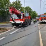 FW-BN: PKW prallt gegen Ampelmast - Dieser stürzt auf den Fahrdraht der Straßenbahn