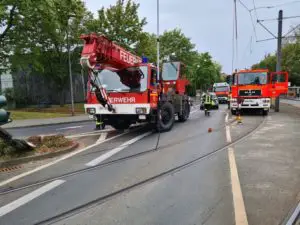 FW-BN: PKW prallt gegen Ampelmast – Dieser stürzt auf den Fahrdraht der Straßenbahn
