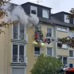 FW-BN: Küchenbrand in Mehrfamilienhaus schnell unter Kontrolle
