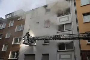 FW-E: Kellerbrand in einem Mehrfamilienhaus – Mehrere Personen über Drehleitern gerettet