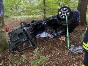 FFW Fredenbeck: Verkehrsunfall im Rüstjer Forst / Fahrer schwer verletzt