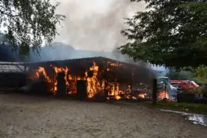 FW-ROW: Landwirtschaftliches Gebäude in Flammen
