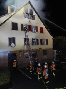 KFV-CW: Feuerwehr rettet sieben Menschen aus brennendem Wohnhaus/150.000 Euro Schaden/Keine Verletzten