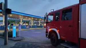 FW Celle: Gas tritt aus PKW an Tankstelle aus