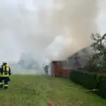 FF Bad Salzuflen: Brand vernichtet Doppelgarage in der Bad Salzufler Elkenbrede / Parallel wird die Freiwillige Feuerwehr Bad Salzuflen auch zu einem Unfall auf die A2 gerufen