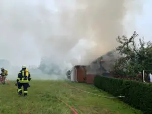 FF Bad Salzuflen: Brand vernichtet Doppelgarage in der Bad Salzufler Elkenbrede / Parallel wird die Freiwillige Feuerwehr Bad Salzuflen auch zu einem Unfall auf die A2 gerufen