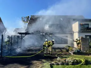 FW Xanten: Starke Rauchentwicklung durch Gebäudebrand – eine Person verletzt