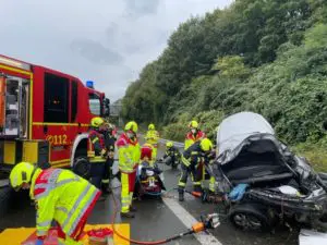FW-GE: Schwerer Verkehrsunfall mit zwei beteiligten Pkw am Sonntagmittag auf der A 2 in Fahrtrichtung Oberhausen. Zwei verletzte Personen, davon eine schwer und eingeklemmt.