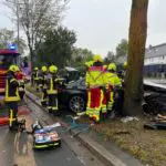 FW-GE: Schwerer Verkehrsunfall mit einem beteiligten Pkw am Sonntagabend auf der Willy-Brandt-Allee. Eine schwerverletzte eingeklemmte Person.