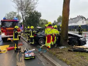 FW-GE: Schwerer Verkehrsunfall mit einem beteiligten Pkw am Sonntagabend auf der Willy-Brandt-Allee. Eine schwerverletzte eingeklemmte Person.