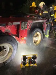 FF Bad Salzuflen: Schwertransport brennt am Samstagmorgen auf der Autobahn 2 / Freiwillige Feuerwehr Bad Salzuflen ist mit 40 Kräften im Einsatz
