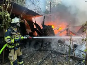 FW-E: Baracken auf einer Fläche von rund 200 Quadratmetern gehen in Flammen auf