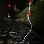 FW-DT: Brennender Baum auf Bahn-Oberleitung
