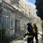 FW-E: Lagerhalle durch Dacharbeiten in Vollbrand - keine Verletzten