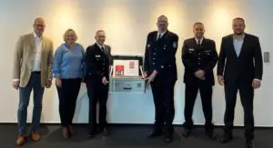 FW-RD: Lürssen Kröger Werft Schacht-Audorf bekommt das Förderschild des Deutschen Feuerwehrverbandes „Partner der Feuerwehr“ überreicht.