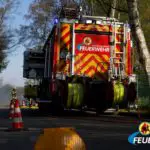 FW-MG: Fahrzeug fährt gegen Baum, zwei Verletzte
