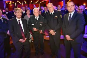 FW-GL: Ehrungen für bis zu 70 Jahre Mitgliedschaft in der Feuerwehr Bergisch Gladbach – Städtische Ehrennadel in Gold für Brandoberinspektor Ralf Martini