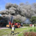 FW-RD: Großeinsatz bei Scheunenbrand - Reetdachhaus gerettet