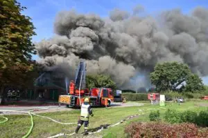 FW-RD: Großeinsatz bei Scheunenbrand – Reetdachhaus gerettet
