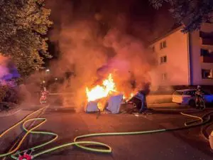 FW-E: Kleintransporter und PKW gehen in Flammen auf – keine Verletzten
