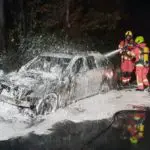 Feuerwehr Weeze: PKW Brände halten die Feuerwehr in der Nacht zu Mittwoch erneut auf Trab