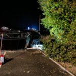 FW Xanten: Verkehrsunfall – PKW bleibt auf der Seite liegen