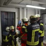 FW Stuttgart: Personenrettung: PKW in Aufzugsschacht abgestürzt