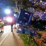 FW Schalksmühle: Verkehrsunfall – LKW prallt gegen Baum