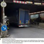 FW-M: Lkw bleibt in Unterführung stecken (Haidhausen)