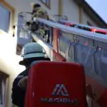 FW-E: Brand im Eingangsbereich eines Mehrfamilienhauses - Feuerwehr rettet zehn Bewohner über Drehleitern, fünf Personen verletzt.