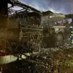 FW-Erkrath: LKW und zwei Busse brennen auf Firmenparkplatz - Brandausbreitung auf Gewerbehalle konnte verhindert werden
