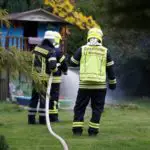 FW Flotwedel: Holzstapelbrand nach Lagerfeuer - Ortsfeuerwehr Oppershausen probt den Ernstfall