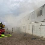 FW-E: Bürocontainer brennt auf Baustellengelände – keine Verletzten