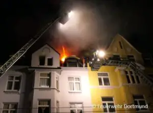 FW-DO: Dachgeschosswohnung brennt in voller Ausdehnung