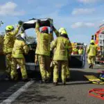 FW Ratingen: Schwerer Verkehrsunfall in Ratingen – Feuerwehr öffnet Fahrzeug