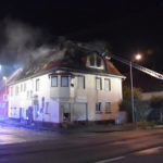 FW Weil der Stadt: Offener Dachstuhlbrand in Weil der Stadt-Merklingen