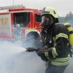 FW Dinslaken: Feuer in Großgarage sorgte für viel Arbeit für die Feuerwehr